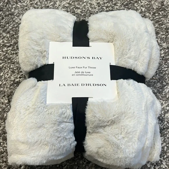 Hudson s Bay Luxe Fur Throw. New. 100 polyester. 127cm X 152cm 50in X 60in